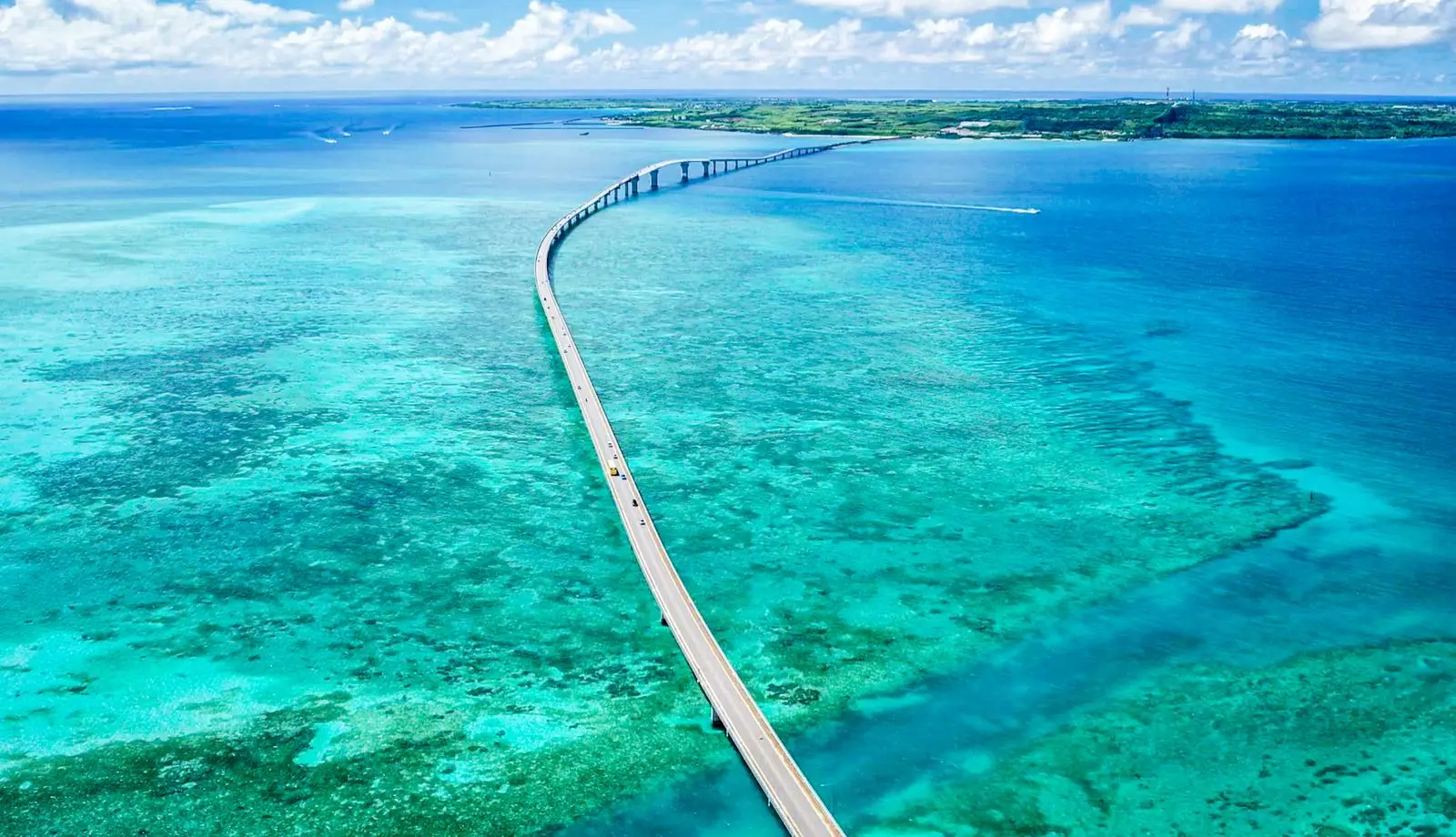 宮古ブルーの海に架かる大橋